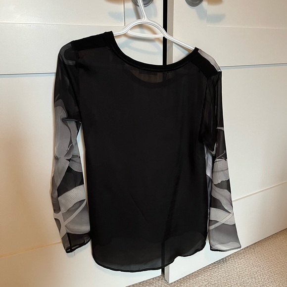 Black/grey print flowy top, dress it up or down! Cute for spring/summer - Picture 2 of 7
